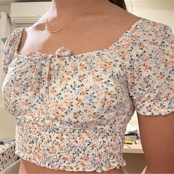 Hollister Women's Floral Crop Top White Blue size S - Picture 2 of 7